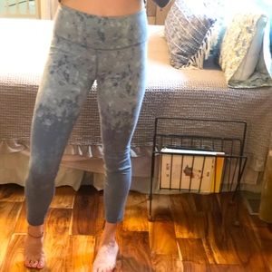 Reebok high waisted legging in blue grey print.